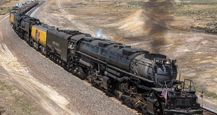 Паротяг Big Boy №4014 Union Pacific мандрує залізницею через американські простори