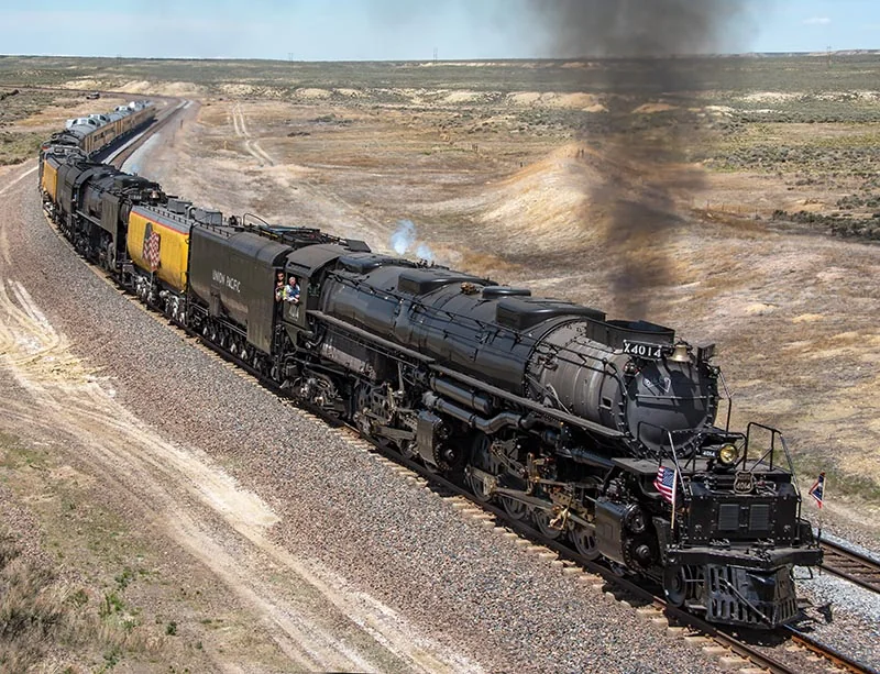 Паротяг Big Boy №4014 Union Pacific мандрує залізницею через американські простори