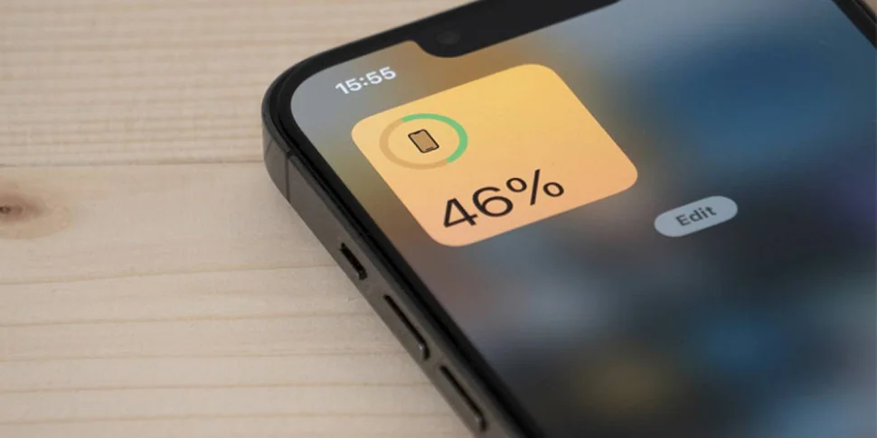 iPhone показывает состояние аккумулятора с уровнем заряда 46%