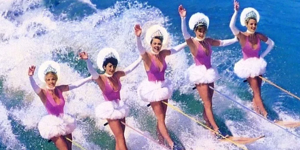The Go-Go’s на водних лижах у сцені кліпу Vacation