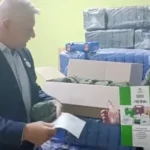 Кшиштоф Толвінський передає аптечки російським військовим у Білорусі