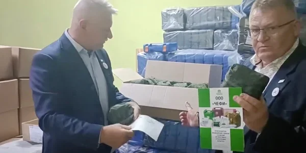 Кшиштоф Толвінський передає аптечки російським військовим у Білорусі