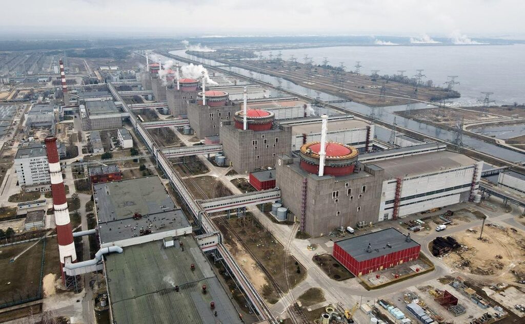 Запорізька АЕС з реакторними блоками та градирнями біля водойми