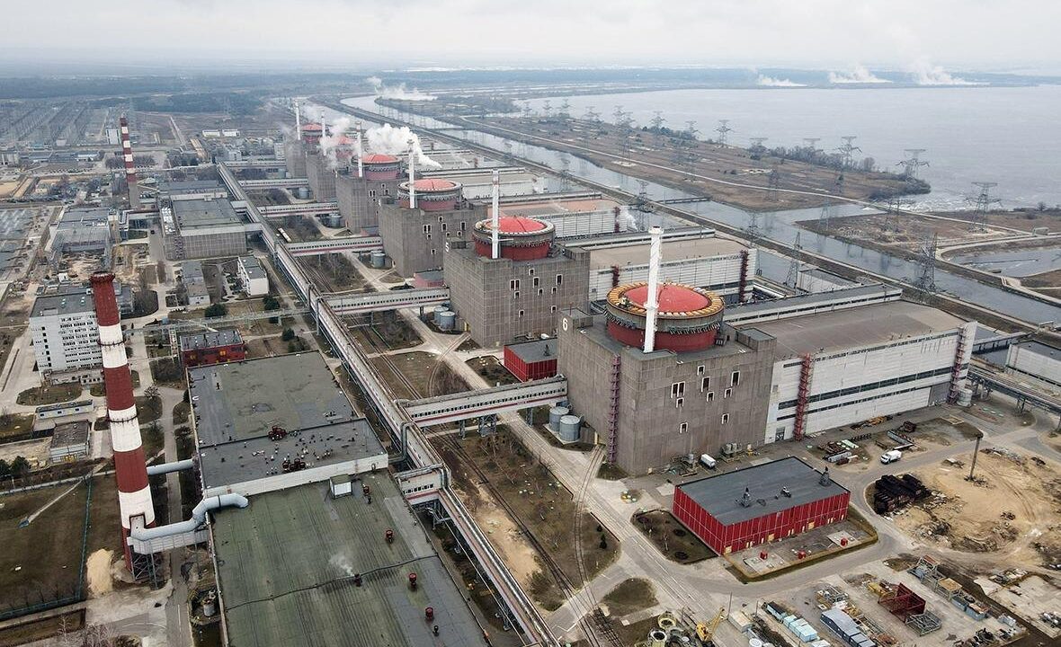 Запорізька АЕС з реакторними блоками та градирнями біля водойми