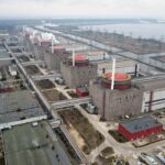 Запорізька АЕС з реакторними блоками та градирнями біля водойми