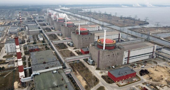 Запорізька АЕС з реакторними блоками та градирнями біля водойми