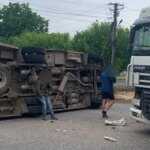 Перевернута маршрутка та пошкоджена вантажівка DAF після ДТП на трасі Київ-Одеса