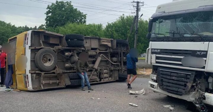 Перевернута маршрутка та пошкоджена вантажівка DAF після ДТП на трасі Київ-Одеса