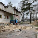 Повреждённый корпус детского сада «Теремок» с окопами и завалами в Чкалово