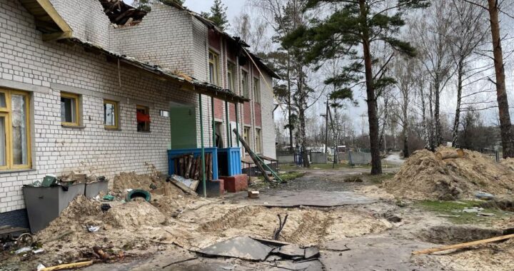 Пошкоджений корпус дитсадка «Теремок» з окопами та завалами в Чкалово