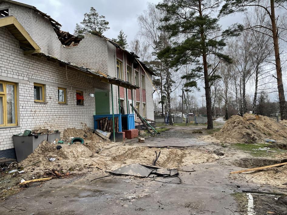 Повреждённый корпус детского сада «Теремок» с окопами и завалами в Чкалово