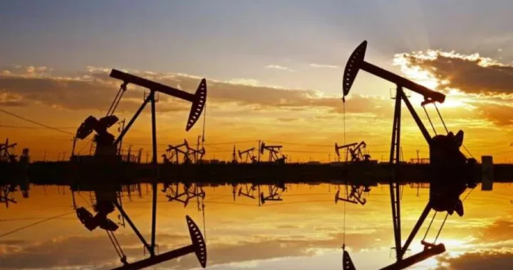 Нафтові качалки видобувають Urals на тлі заходу сонця