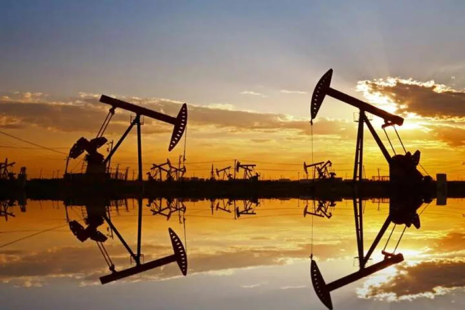 Нафтові качалки видобувають Urals на тлі заходу сонця