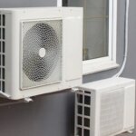 Внешние блоки кондиционера с компрессором на стене дома