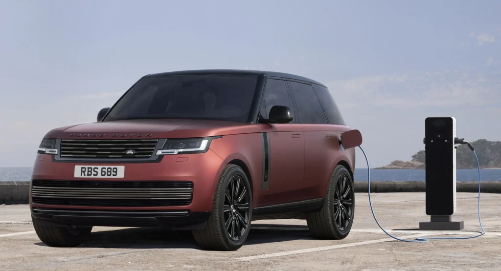Range Rover Sport Electric на зарядній станції біля узбережжя