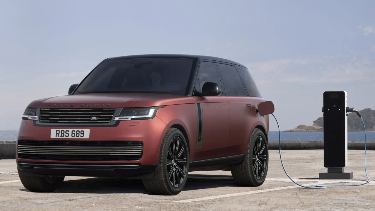 Range Rover Sport Electric на зарядній станції біля узбережжя
