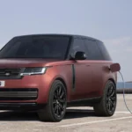 Range Rover Sport Electric на зарядній станції біля узбережжя