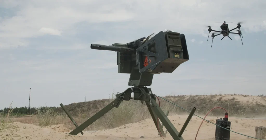 ЗАК-30 Цитадель наводить гармату на дрон у степу