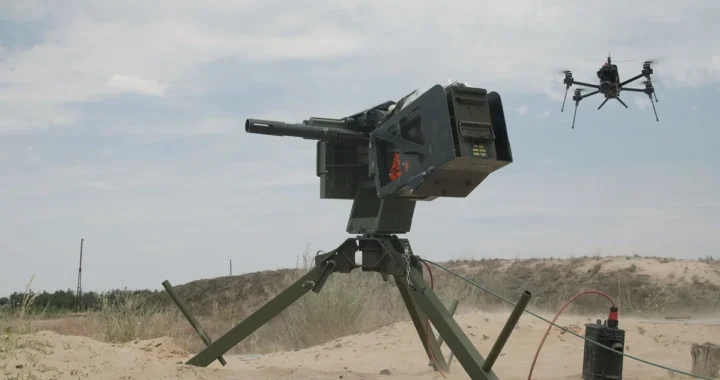 ЗАК-30 Цитадель наводить гармату на дрон у степу