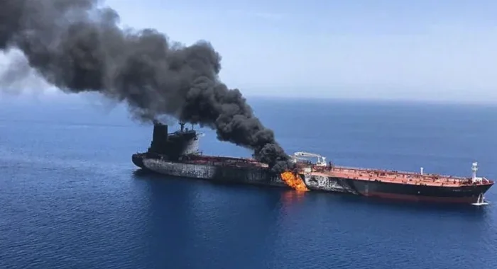 Палаючий танкер у Азовському морі після удару по російських суднах