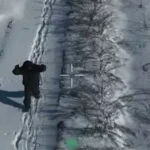Російський FPV-дрон цілиться в жінку на засніженій дорозі біля Токарівки Другої