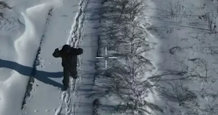 Російський FPV-дрон цілиться в жінку на засніженій дорозі біля Токарівки Другої