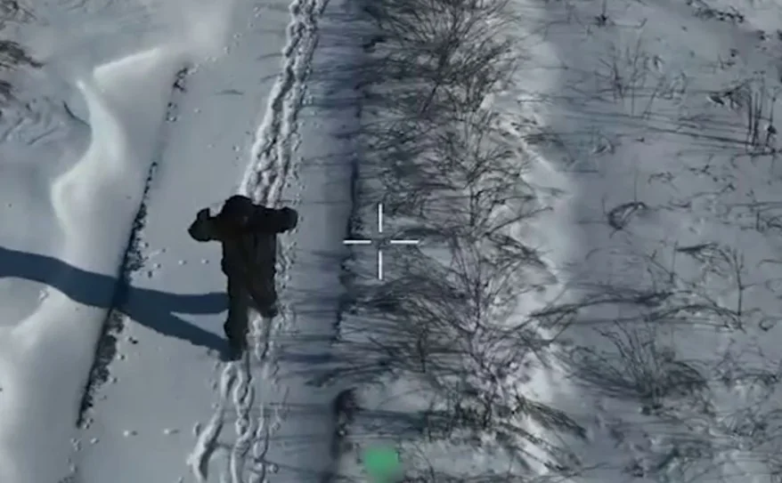 Російський FPV-дрон цілиться в жінку на засніженій дорозі біля Токарівки Другої