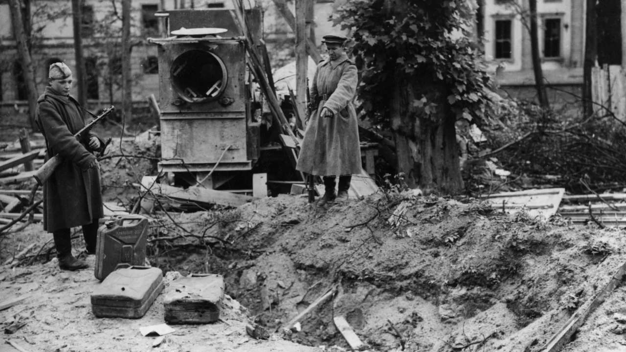Археологи на розкопках скарбу в Рекополісі під час знахідки 1945 року