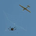 Дрон-перехоплювач з сіткою атакує повітряну ціль у небі