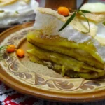 Соложеники з яблуками під білковою піною на керамічній тарілці