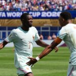 Футболисты сборной Франции Мбаппе и игрок под номером 7 на поле чемпионата мира 2026