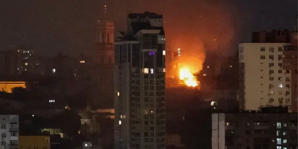 Вибухи на багатоповерхівках Києва вночі від балістичного удару РФ