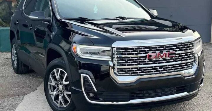 Чорний позашляховик GMC на випробувальному полігоні General Motors у Мілфорді