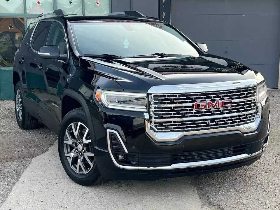 Чорний позашляховик GMC на випробувальному полігоні General Motors у Мілфорді