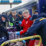 Евакуація людей у Вишневому: рятувальники допомагають з багажем біля потяга