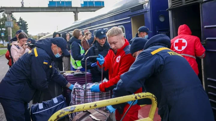 Евакуація людей у Вишневому: рятувальники допомагають з багажем біля потяга