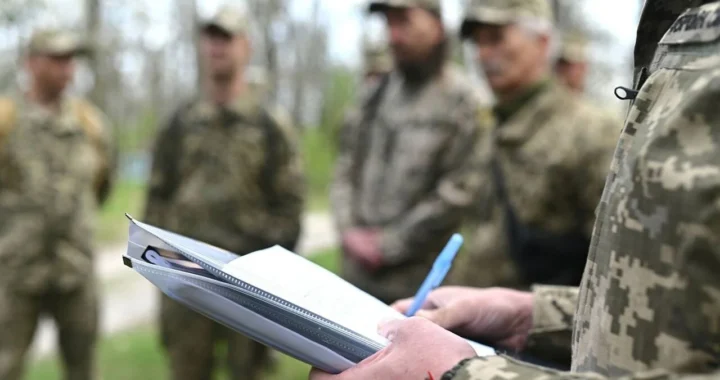 Офіцер Сил оборони перевіряє документи іноземних добровольців