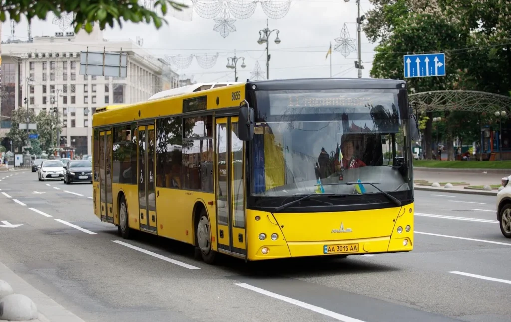 Жовтий автобус Київпастранс на вулиці Києва на тлі зростання тарифів на проїзд