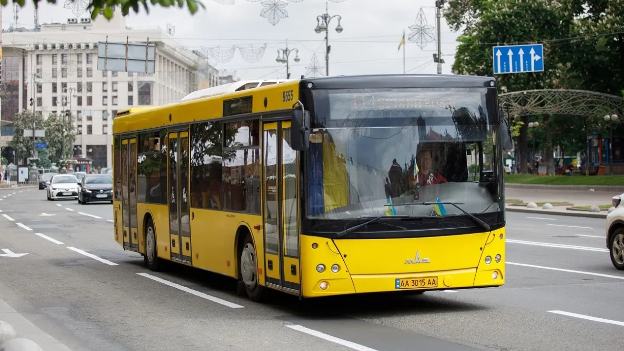 Жовтий автобус Київпастранс на вулиці Києва на тлі зростання тарифів на проїзд