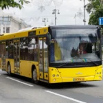Жовтий автобус Київпастранс на вулиці Києва на тлі зростання тарифів на проїзд