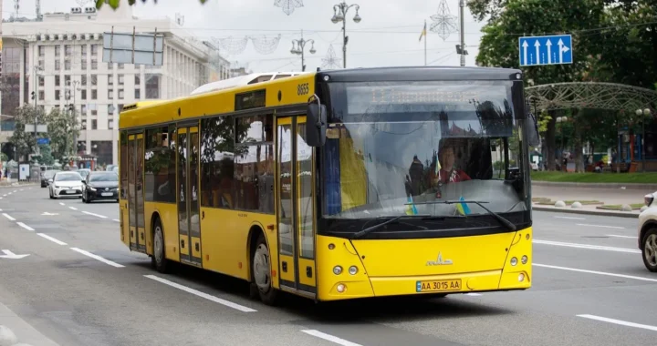Жовтий автобус Київпастранс на вулиці Києва на тлі зростання тарифів на проїзд