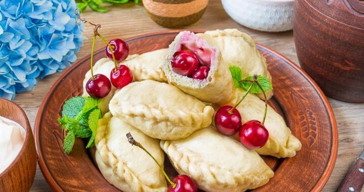 Вареники з вишнею на заварному тісті з соковитою начинкою