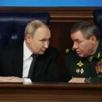 Володимир Путін та Сергій Шойгу в оточенні російського лідера