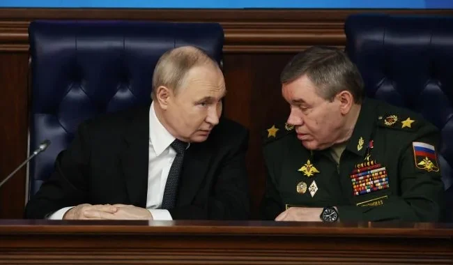 Володимир Путін та Сергій Шойгу в оточенні російського лідера