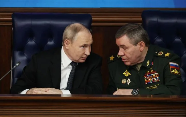 Володимир Путін та Сергій Шойгу в оточенні російського лідера