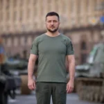 Зеленський на тлі військової техніки під час візиту до Одеси