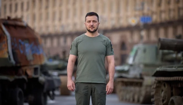 Зеленський на тлі військової техніки під час візиту до Одеси