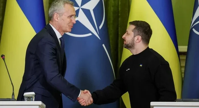 Зеленський та Столтенберг тиснуть руки щодо членства України в НАТО