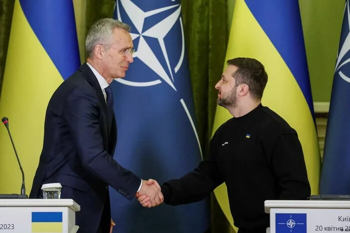 Зеленський та Столтенберг тиснуть руки щодо членства України в НАТО