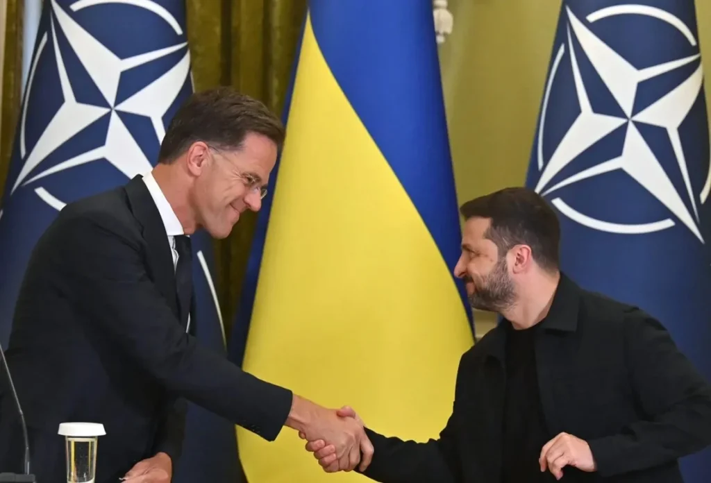 Зеленський тисне руку генсеку НАТО на саміті альянсу